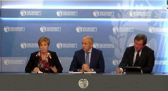 La consejera Arantxa Tapia, junto al portavoz del Gobierno Vasco, Josu Erkoreka, y el consejero Bingen Zupiria