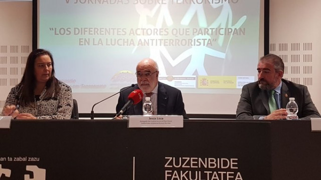 La presidenta de la AVT, Maite Araluce,  el delegado del Gobierno en el País Vasco, Jesús Loza, y el presidente de la  APAVT, Miguel Folguera