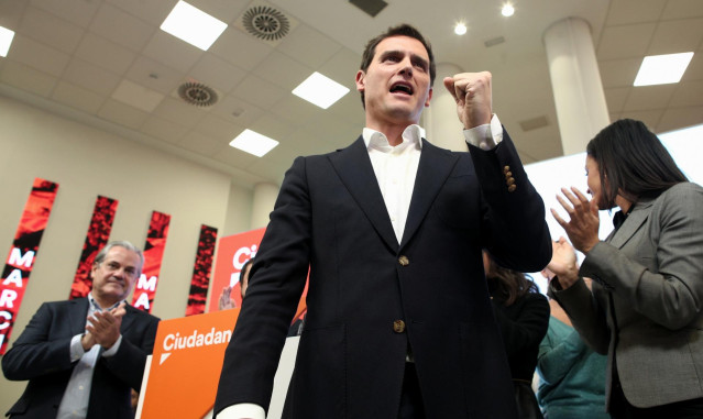El hasta ahora presidente de Ciudadanos, Albert Rivera,  alza el puño tras anunciar su dimisión como presidente de C's, su renuncia al acta de diputado y el abandono de la vida política, después de la reunión de la junta Ejecutiva