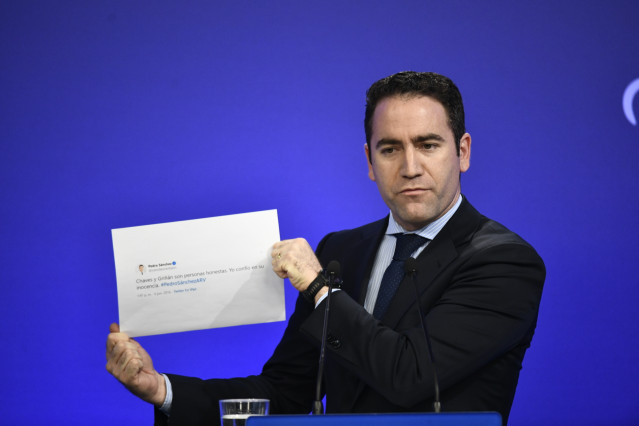 El secretario general del Partido Popular, Teodoro García Egea muestra un tuit del presidente del Gobierno en funciones, Pedro Sánchez en una rueda de prensa tras la reunión del Comité de Dirección del Partido Popular en la sede nacional del PP, en Madrid