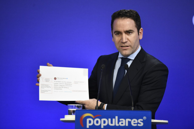 El secretario general del Partido Popular, Teodoro García Egea muestra un tuit de la ministra de Justicia en funciones, María Jesús Montero en una rueda de prensa tras la reunión del Comité de Dirección del Partido Popular en la sede nacional del PP, en M