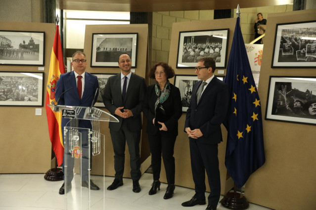 El embajador de la República Checa, Ivan Jancárek; el vicepresidente primero del Congreso, Alfonso Rodríguez Gómez de Celis; la exministra de Asuntos Exteriore Ana Palacio y  el embajador de República Eslovaca, Jaroslav Blasko