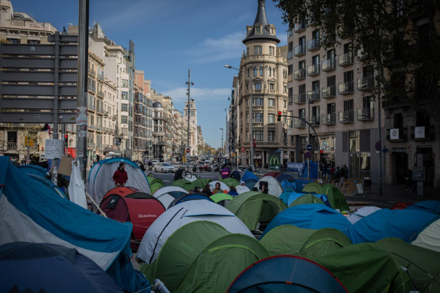 Tiendas de campaña en la plaza de la Universitat de Barcelona, donde unos 200 estudiantes llevan acampados en protesta a la sentencia del juicio del ‘procés’, a 8 de noviembre de 2019 (ARCHIVO).