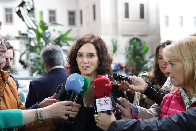 La presidenta de la Comunidad de Madrid, Isabel Díaz Ayuso, atiende a los medios de comunicación