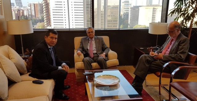 El secretario de Estado de Cooperación y para Iberoamérica y el Caribe, Juan Pablo de Laiglesia (c), reunido con el embajador de Nicaragua, Carlos Midence (i) junto al director general para Iberoamérica, Rafael Garranzo (d)