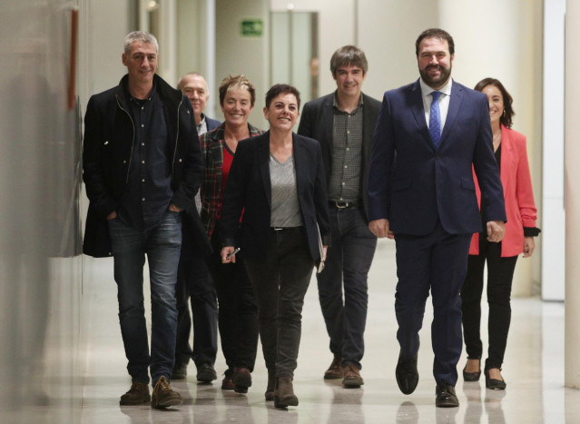 La portavoz de EH Bildu, Mertxe Aizpurua, rodeada de los diputados y senadores de la coalición abertzale