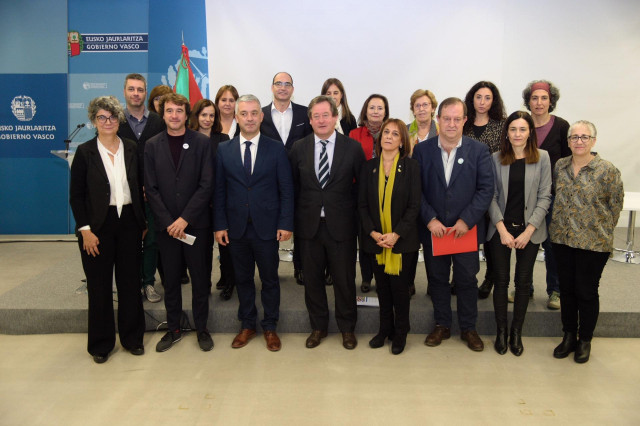 Reunión en Bilbao de la Comisión de Seguimiento del Protocolo de colaboración en materia de política lingüística, en la que participan los gobiernos de Euskadi, Galicia, Cataluña, Navarra, Islas Baleares y Comunidad Valenciana.