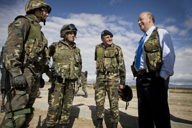 Vicente del Bosque con militares en el año 2009