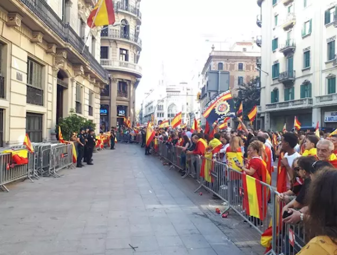 Muestras de apoyo a la Policu00eda en la comisaru00eda de Vu00eda Laietana