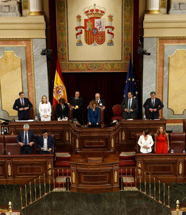 Meritxell Batet y la Mesa presidencial, en el hemiciclo