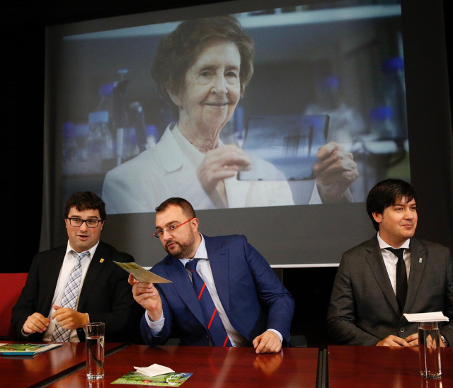El presidente del Principado, Adrián Barbón, en el homenaje a Margarita Salas.