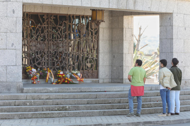 Unos hombres a las puertas del panteón donde está enterrado el cuerpo de Francisco Franco, en el cementerio de El Pardo-Mingorrubio, un día después de la exhumación de sus restos del Valle de los Caídos, en Madrid (España), a 25 de octubre de 2019.