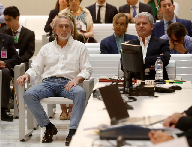 El cabecilla de la trama Gürtel, Francisco Correa (i), y su número dos, Pablo Crespo (d), son juzgados desde este lunes en la Audiencia Nacional junto a otras siete personas por tres contratos irregulares del Ayuntamiento de Jerez a empresas de la red par