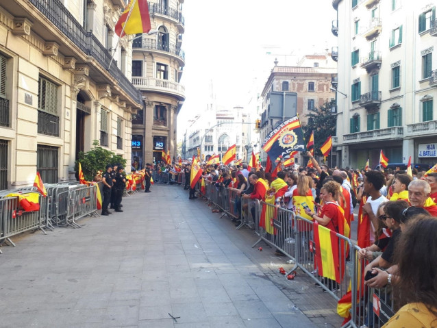 Concentrados ante la Jefatura de Policía Nacional en Barcelona en apoyo a la actuación policial en los disturbios tras la sentencia del procés