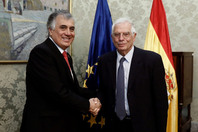Jorge Ramiro Tapia y Josep Borrell el viernes 18 de noviembre
