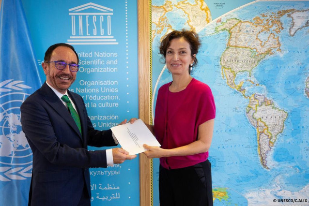 El embajador de España ante la Unesco, Andrés Perelló, y la directora general de la Unesco, Audrey Azoulay