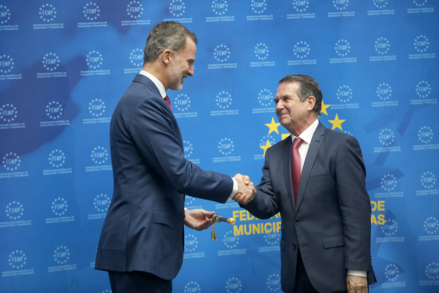 (I-D) El Rey Felipe VI estrecha la mano al presidente de la FEMP y alcalde de Vigo, Abel Caballero, tras recibir  la Llave de Oro del Municipalismo, durante el acto del 40 aniversario de las primeras elecciones democráticas.