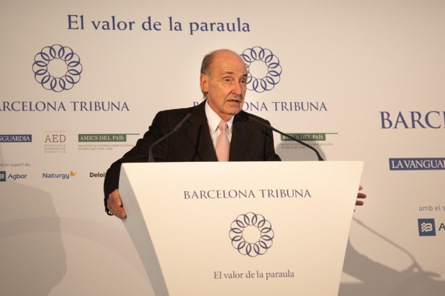 El abogado Miquel Roca Junyent interviene durante el almuerzo-conferencia organizado por Barcelona Tribuna con la alcaldesa de L'Hospitalet de Llobregat, Núria Marín