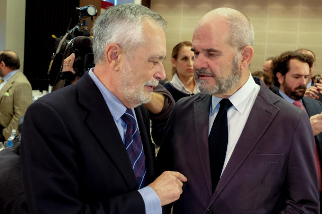 José Antonio Griñán y Manuel Chaves asisten a una conferencia de Felipe González, en una imagen de archivo