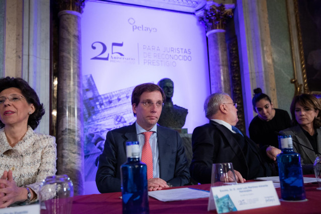(i-d) El alcalde de Madrid (2i) José Luis Martínez-Almeida, el presidente del Tribunal Constitucional, Juan José González Rivas y la ministra de Justicia Dolores Delgado durante la entrega del XXV Premio Pelayo en el Casino de Madrid el 14 de noviembre de