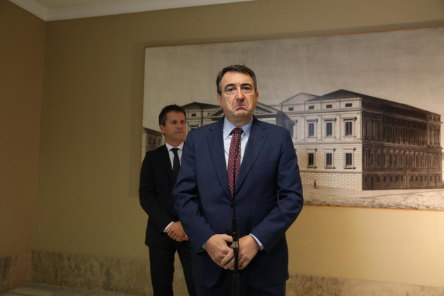 LLos portavoces del PNV (Partido Nacionalista Vasco) en el Congreso de los Diputados, Jokin Bildarratz(i) y Aitor Esteban (d) ofrecen declaraciones ante la Sala Constitucional del Congreso,