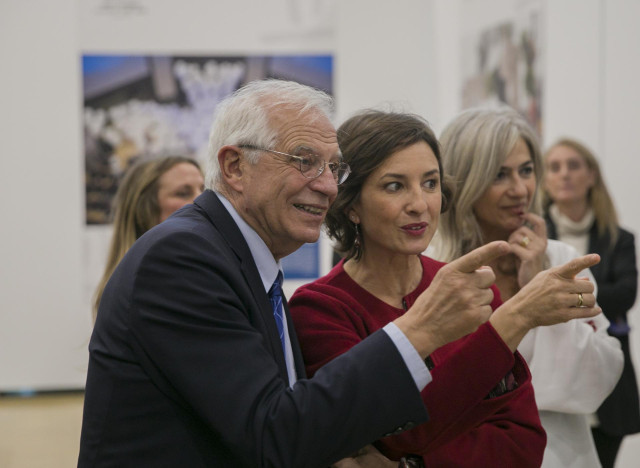 El ministro de Asuntos Exteriores, Unión Europea y Cooperación en funciones, Josep Borrell (i), durante su visita la Fundación Tres Culturas.  En Sevilla, a 20 de noviembre de 2019.
