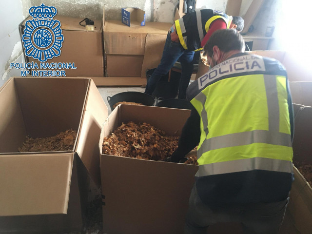 Agentes de la Policía Nacional inspeccionan cajas con picadura de tabaco.