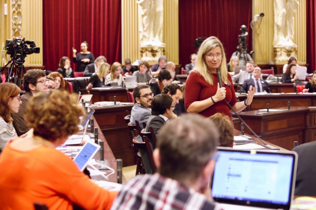 La consellera de Salud, Patricia Gómez, en el pleno del Parlament