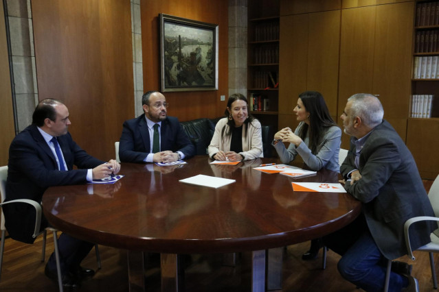 Reunión PP-Cs en el Parlament con Lorena Roldán, Carlos Carrizosa, Marina Bravo (Cs), Alejandro Fernández y Daniel Serrano (PP).