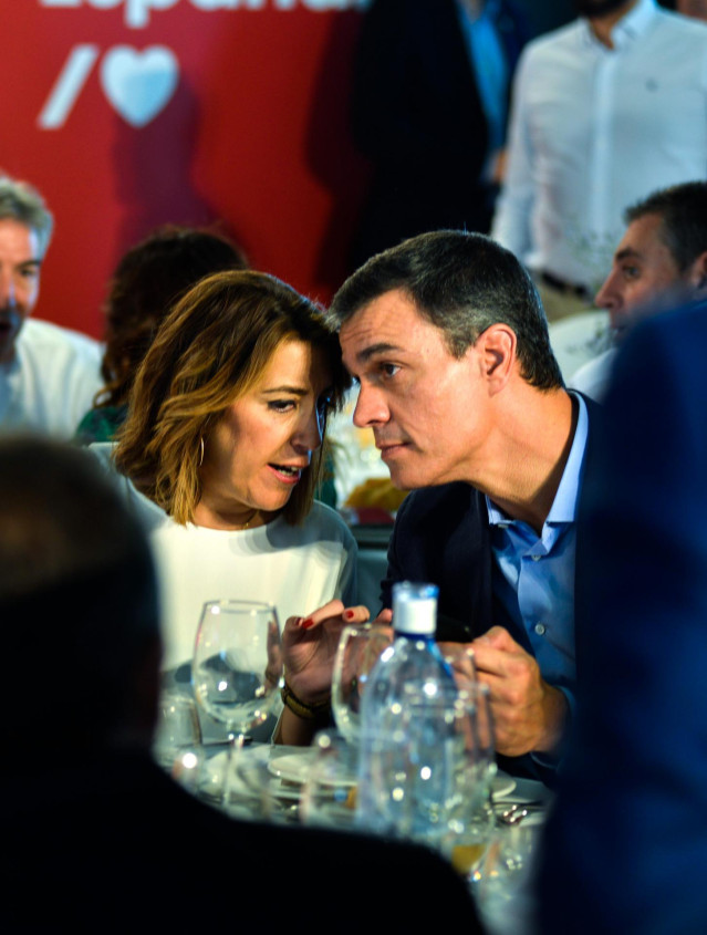 El secretario general del PSOE y presidente del Gobierno en funciones, Pedro Sánchez, y la secretaria general del PSOE-A, Susana Díaz,