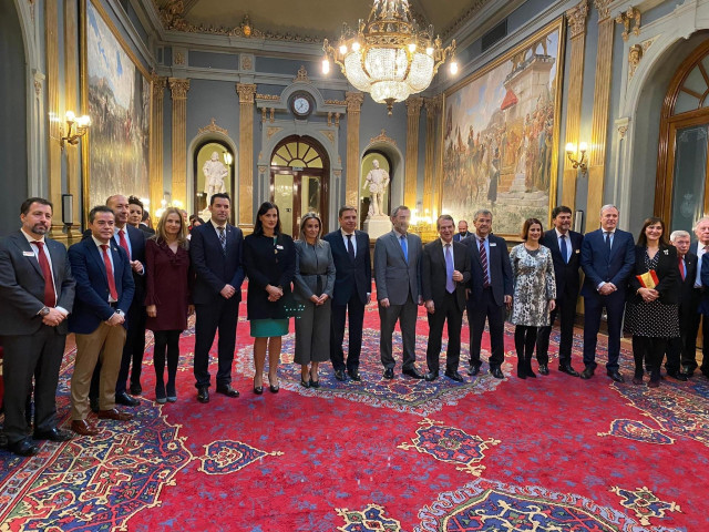 El presidente del Senado, Manuel Cruz, en el centro,con el ministro de Política Territorial, Luis Planas, a su izquierda, y el presidente de la Federación Española de Municipios y Porvincias, Abel Caballero, a su derecha, junto a alcaldes.