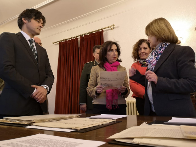 Margarita Robles, en el centro de la imagen, durante su visita al Archivo General Militar.