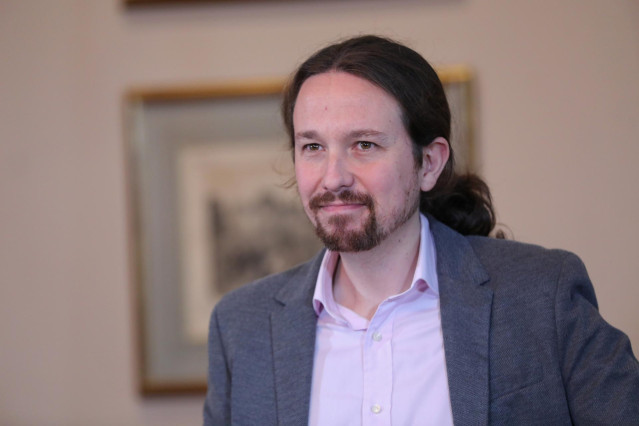 El líder de Podemos, Pablo Iglesias, ofrece una rueda de prensa en el Congreso de los Diputados tras firmar el principio de acuerdo con el presidente del Gobierno en funciones, para compartir un gobierno de coalición tras las elecciones generales del pasa