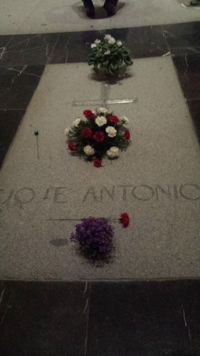 Tumba de José Antonio Primo de Rivera en la Basílica del Valle de los Caídos en San Lorenzo de El Escorial, en Madrid
