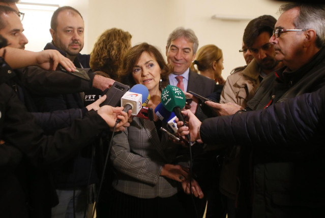 La vicepresidenta del Gobierno, Carmen Calvo, atiende a los periodistas en Córdoba.
