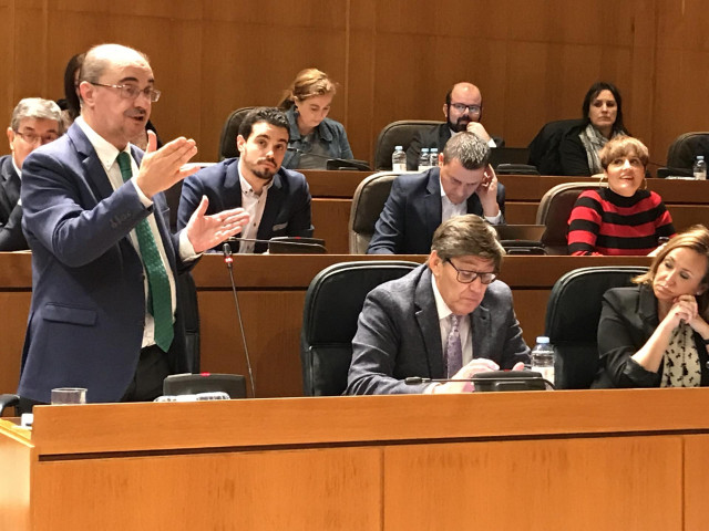 El presidente del Gobierno de Aragón y secretario general del PSOE aragonés, Javier Lambán, en sesión plenaria de las Cortes