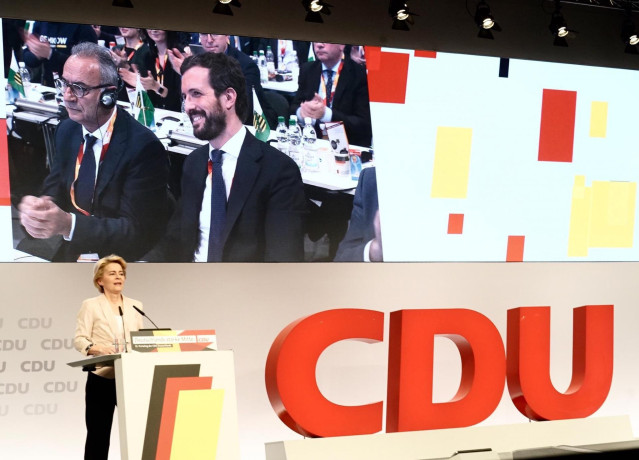 El líder del PP, Pablo Casado, asiste al congreso de la CDU en Leipzig (Alemania) y sigue la intervención de la presidenta de la Comisión Europea, Úrsula Von Der Leyen.