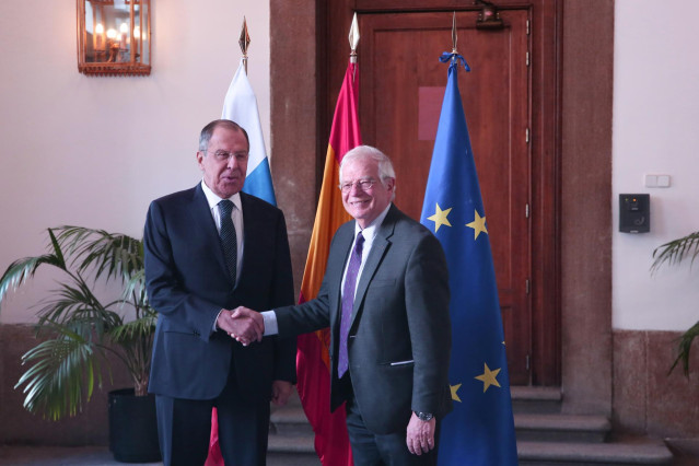 El ministro de Asuntos Exteriores, Unión Europea y Cooperación, Josep Borrell (D), se reúne en el palacio de Santa Cruz de Madrid con el ministro de Asuntos Exteriores de Rusia, Sergei Lavrov, en noviembre de 2018.