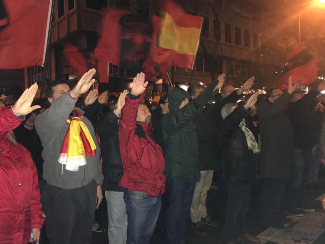 Manifestación de La Falange frente a la casa de Primo de Rivera