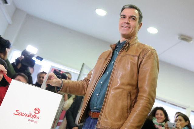 El presidente del Gobierno en funciones, Pedro Sánchez, vota en la consulta a la militancia del PSOE sobre el acuerdo de Gobierno de coalición con Podemos, en Madrid (España) a 23 de noviembre de 2019.