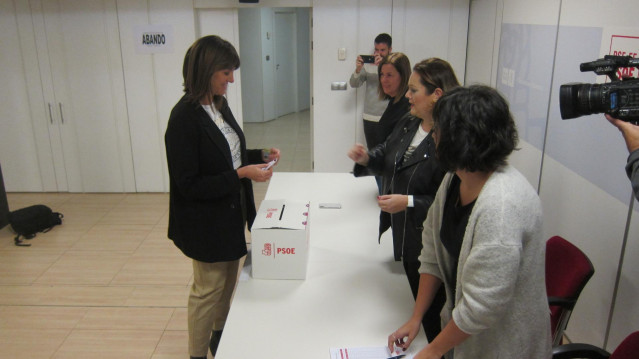 Idoia mendia vota en la consulta del PSOE para configurar un gobienro de coalición en el Estado