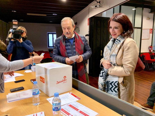 Adriana Lastra junto a Wenceslao López durante la consulta a la militancia socialista.