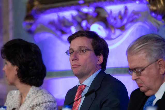 El alcalde de Madrid (2i) José Luis Martínez-Almeida y el presidente del Tribunal Constitucional, Juan José González Rivas, durante la entrega del XXV Premio Pelayo en el Casino de Madrid el 14 de noviembre de 2019.
