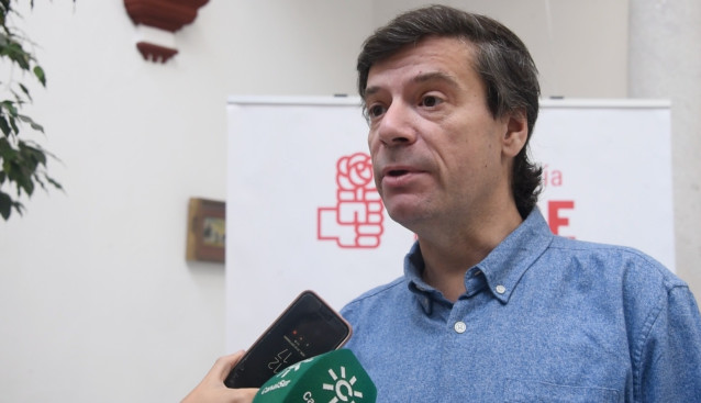 El portavoz del PSOE-A de Presidencia en el Parlamento andaluz, Carmelo Gómez, atiende a medios. Foto de archivo