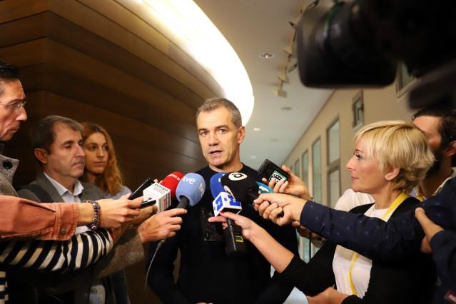 Toni Cantó atiende a los medios en Les Corts