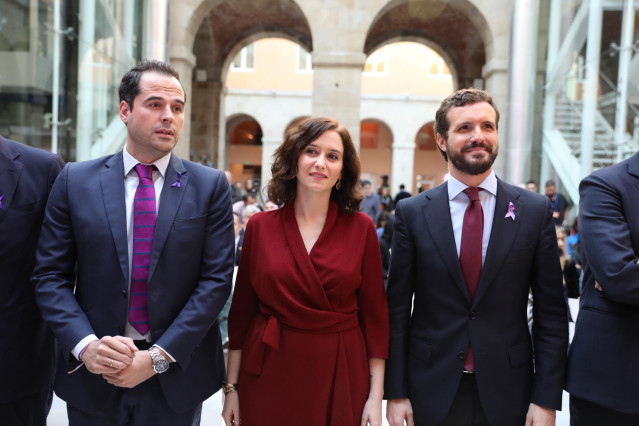 El vicepresidente de la Comunidad de Madrid, la presidenta de la Comunidad de Madrid, Isabel Díaz Ayuso y el presidente del PP, Pablo Casado, el acto de conmemoración por el Día Internacional de la Eliminación de la Violencia contra la Mujer