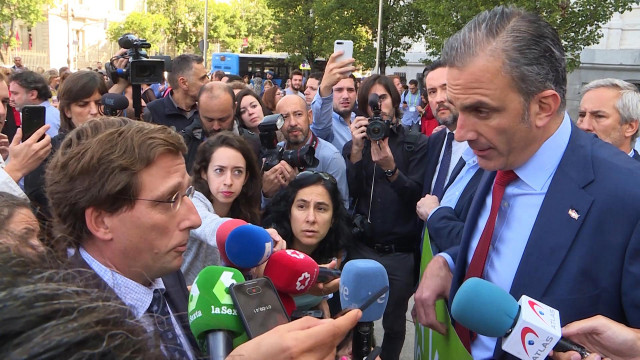 El alcalde de Madrid, José Luis Martínez-Almeida (i), se ha encarado con el portavoz de Vox en el Consistorio, Javier Ortega Smith (d), por haberse presentado en el minuto de silencio por la última mujer asesinada en Madrid con una pancarta que niega la v