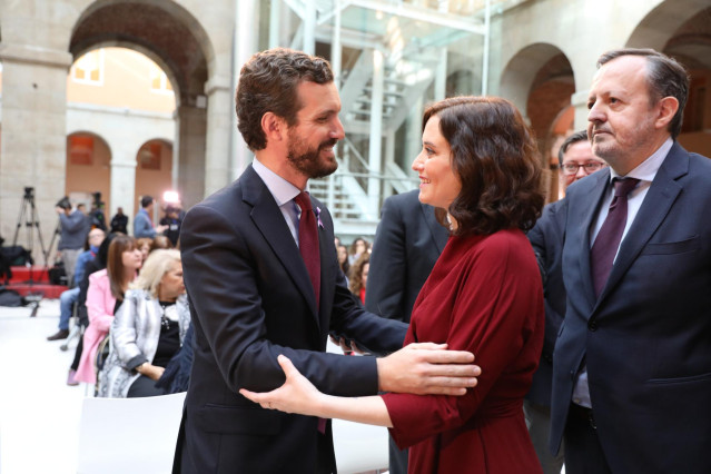 La presidenta de la Comunidad de Madrid, Isabel Díaz Ayuso saluda al presidente del Partido Popular, Pablo Casado, durante el acto de conmemoración por el Día Internacional de la Eliminación de la Violencia contra la Mujer, en la Real Casa de Correos, Mad