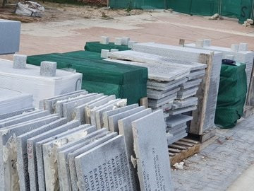 Placas con nombres de fusilados del franquismo retiradas del Memorial del Cementerio de la Almudena.