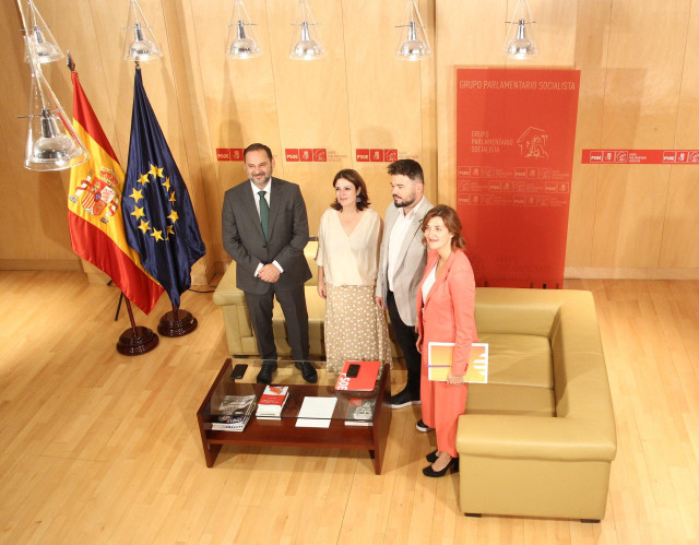 (I-D) El ministro de Fomento, José Luis Ábalos; la portavoz del PSOE en el Congreso, Adriana Lastra; el portavoz de ERC en el Congreso, Gabriel Rufián; y la portavoz adjunta de la formación catalana, Carolina Telechea, en el Congreso de los Diputados.